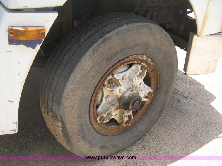 image for item D8358 1993 Freightliner FLC truck cab and chassis