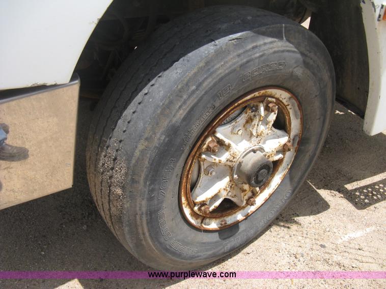 image for item D8358 1993 Freightliner FLC truck cab and chassis