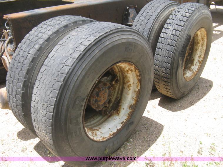 image for item D8358 1993 Freightliner FLC truck cab and chassis