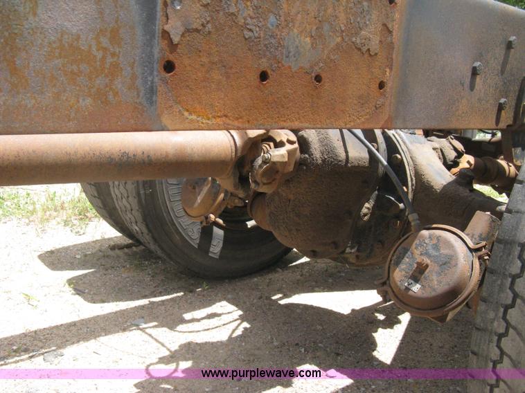 image for item D8358 1993 Freightliner FLC truck cab and chassis