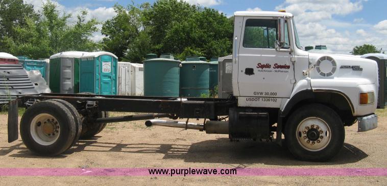 image for item D8360 1993 Ford L9000 AeroMax truck cab and chassis