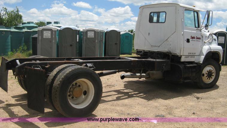 image for item D8360 1993 Ford L9000 AeroMax truck cab and chassis