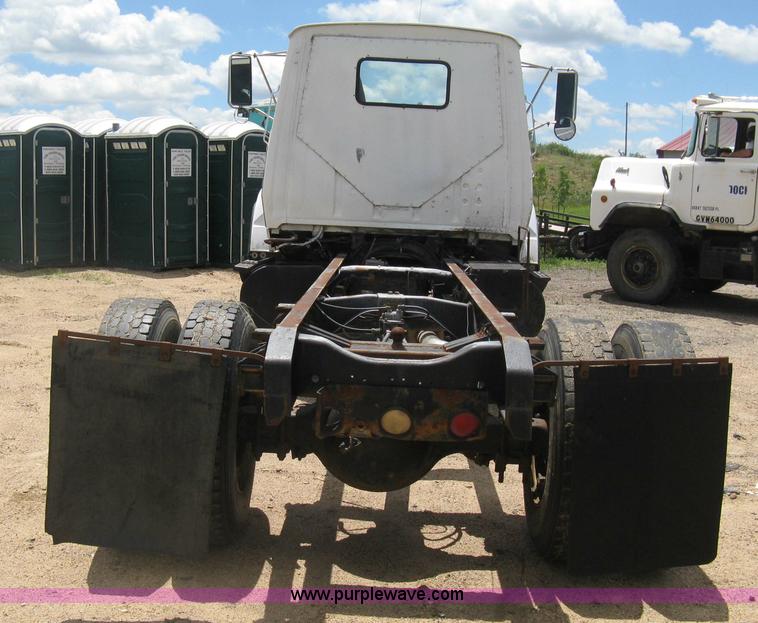 image for item D8360 1993 Ford L9000 AeroMax truck cab and chassis