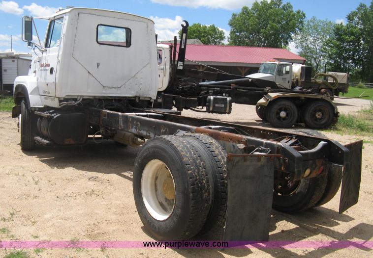 image for item D8360 1993 Ford L9000 AeroMax truck cab and chassis