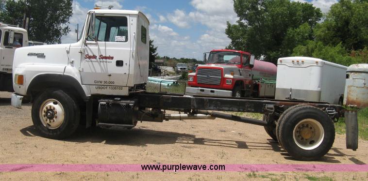 image for item D8360 1993 Ford L9000 AeroMax truck cab and chassis