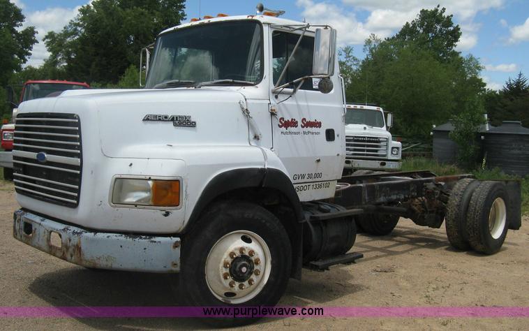 image for item D8360 1993 Ford L9000 AeroMax truck cab and chassis
