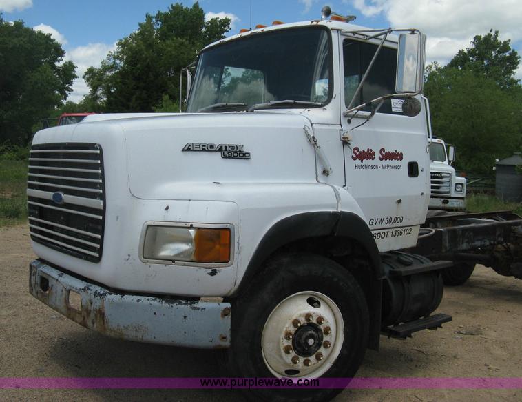 image for item D8360 1993 Ford L9000 AeroMax truck cab and chassis