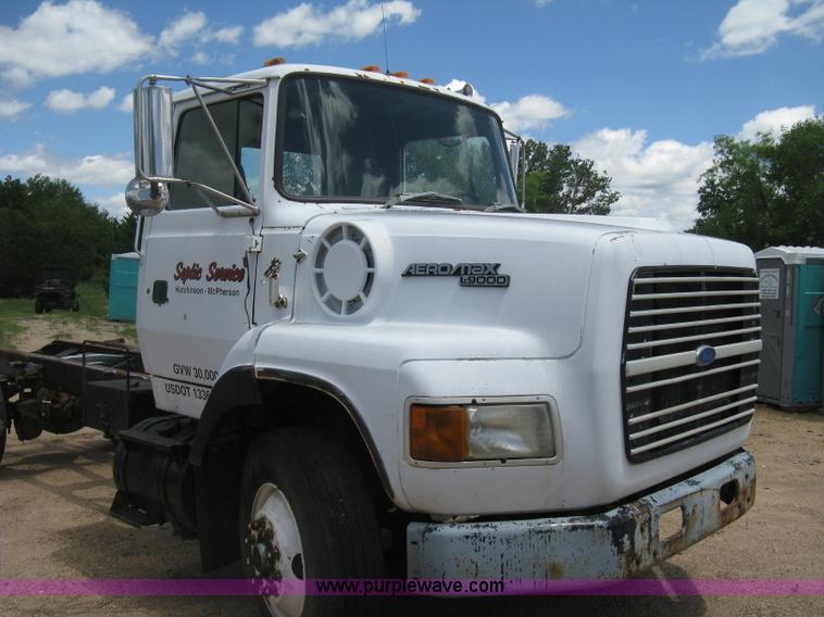 image for item D8360 1993 Ford L9000 AeroMax truck cab and chassis
