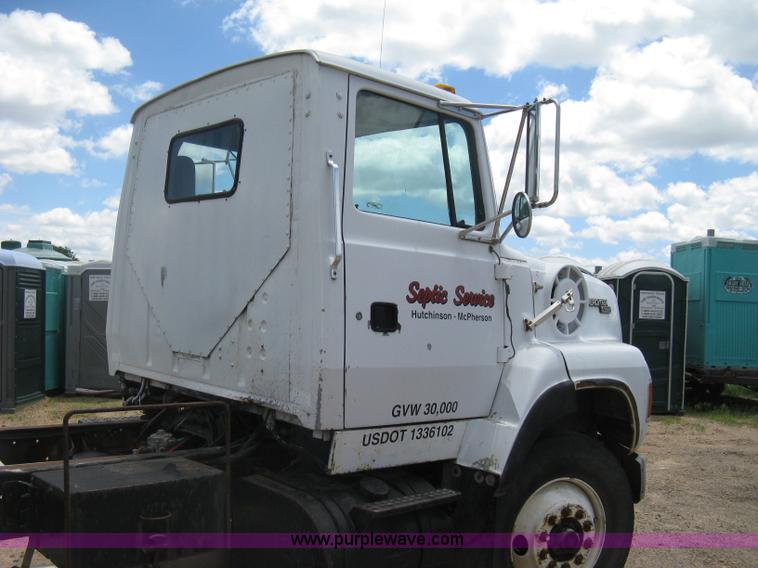 image for item D8360 1993 Ford L9000 AeroMax truck cab and chassis