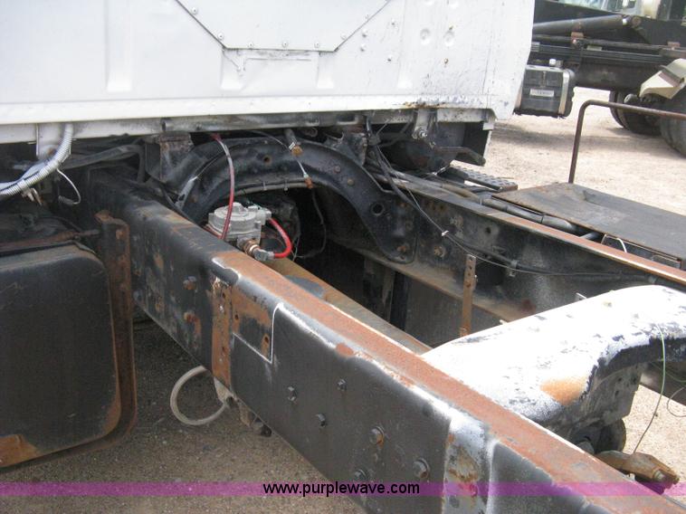 image for item D8360 1993 Ford L9000 AeroMax truck cab and chassis