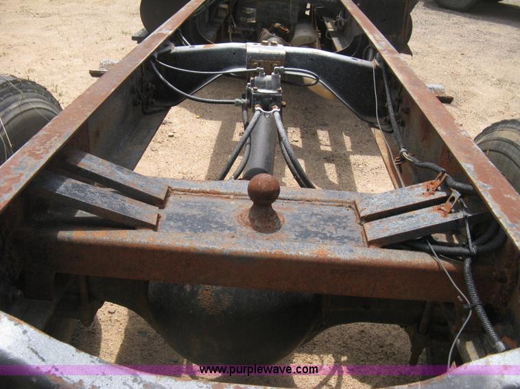 image for item D8360 1993 Ford L9000 AeroMax truck cab and chassis