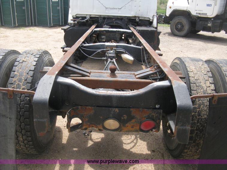 image for item D8360 1993 Ford L9000 AeroMax truck cab and chassis