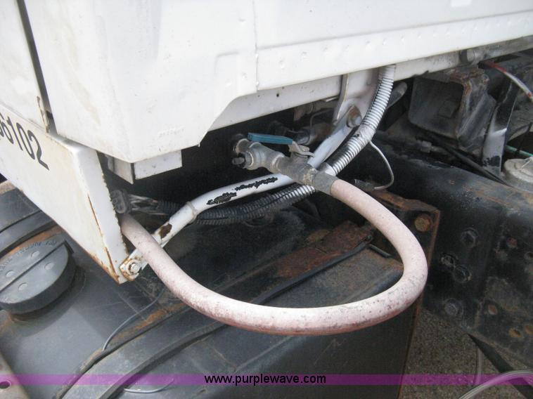 image for item D8360 1993 Ford L9000 AeroMax truck cab and chassis