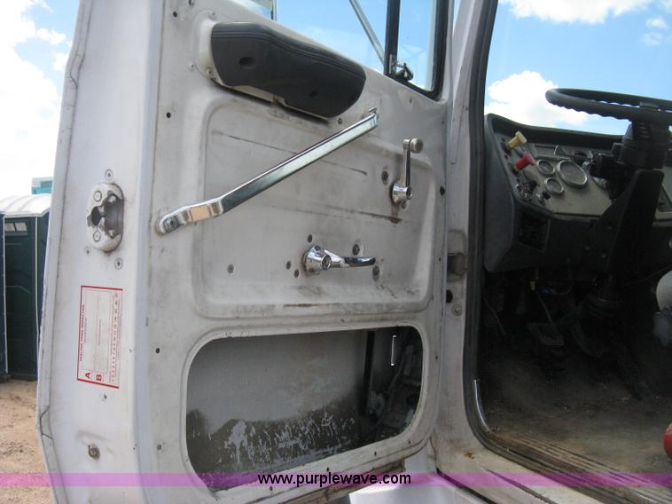 image for item D8360 1993 Ford L9000 AeroMax truck cab and chassis