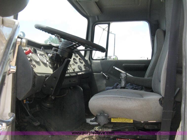 image for item D8360 1993 Ford L9000 AeroMax truck cab and chassis