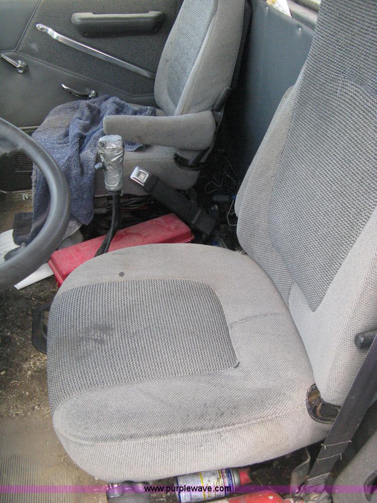 image for item D8360 1993 Ford L9000 AeroMax truck cab and chassis