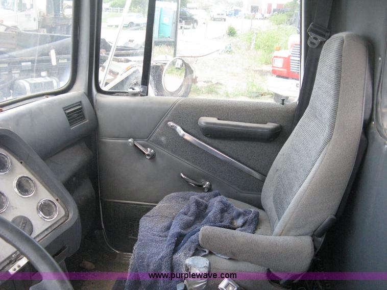 image for item D8360 1993 Ford L9000 AeroMax truck cab and chassis