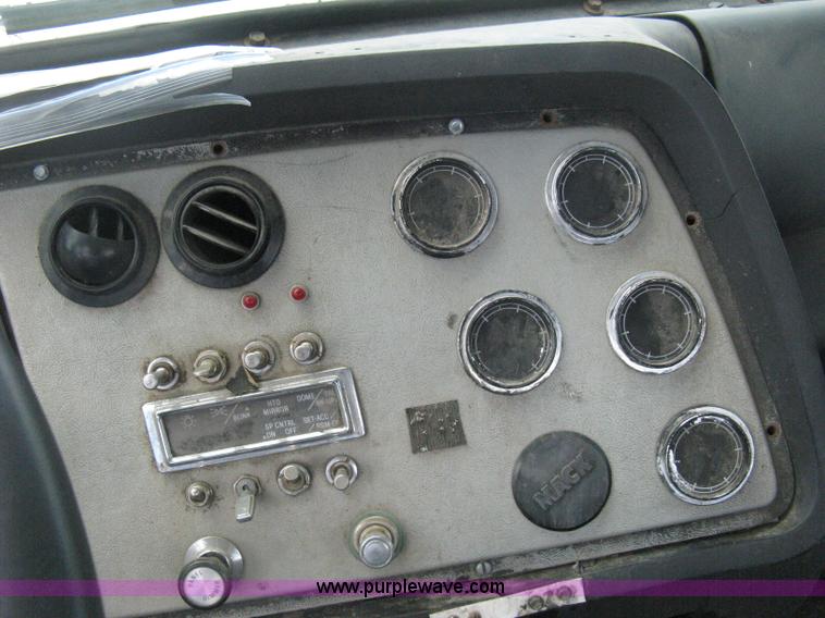 image for item D8360 1993 Ford L9000 AeroMax truck cab and chassis