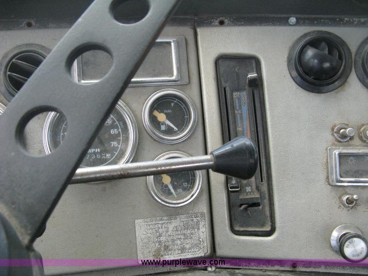 image for item D8360 1993 Ford L9000 AeroMax truck cab and chassis