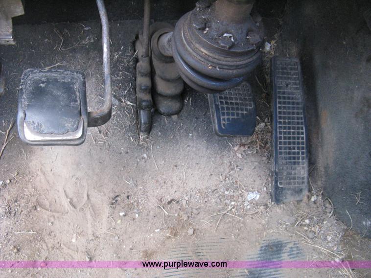 image for item D8360 1993 Ford L9000 AeroMax truck cab and chassis