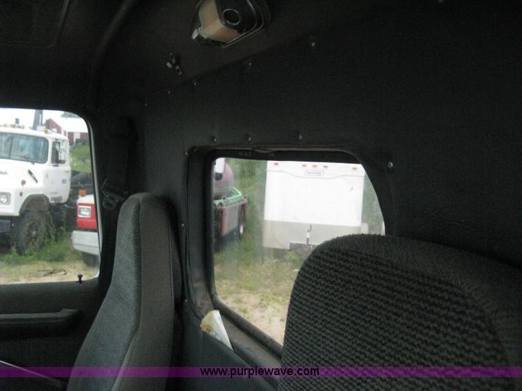 image for item D8360 1993 Ford L9000 AeroMax truck cab and chassis