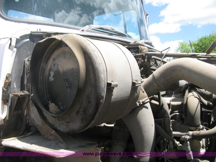 image for item D8360 1993 Ford L9000 AeroMax truck cab and chassis