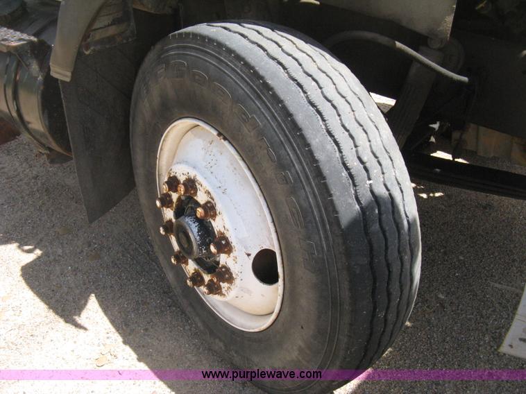 image for item D8360 1993 Ford L9000 AeroMax truck cab and chassis