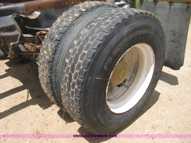 image for item D8360 1993 Ford L9000 AeroMax truck cab and chassis