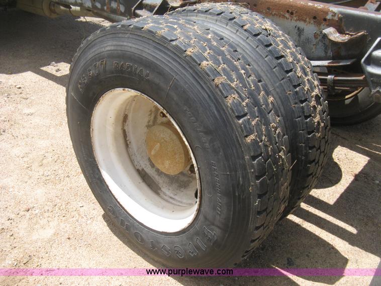 image for item D8360 1993 Ford L9000 AeroMax truck cab and chassis