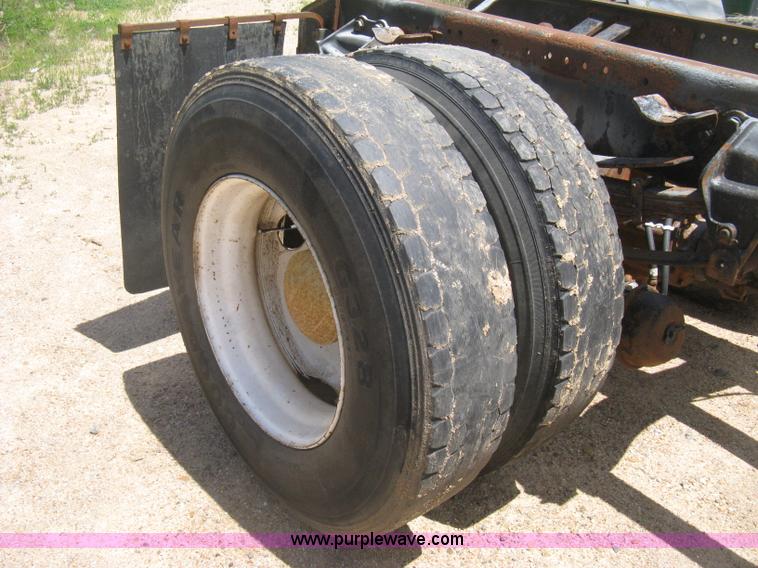 image for item D8360 1993 Ford L9000 AeroMax truck cab and chassis