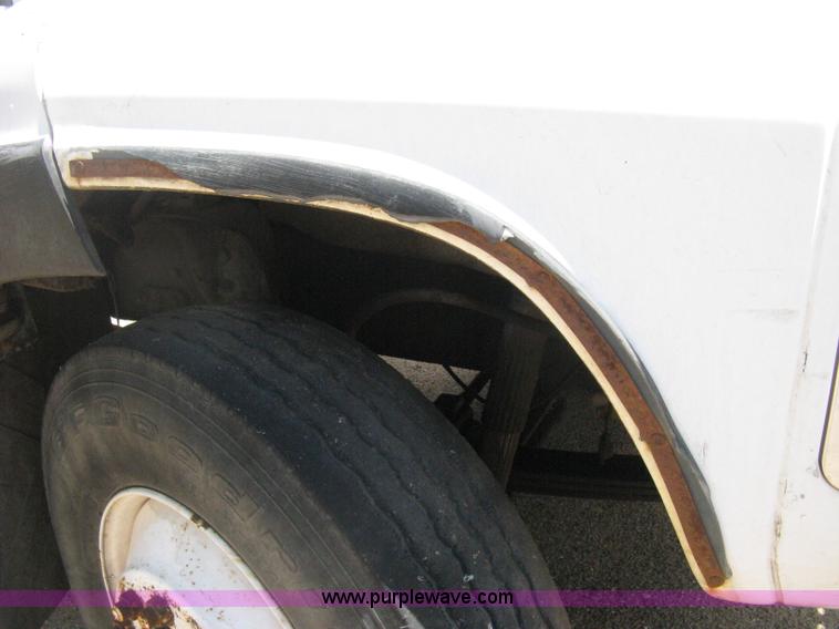 image for item D8360 1993 Ford L9000 AeroMax truck cab and chassis