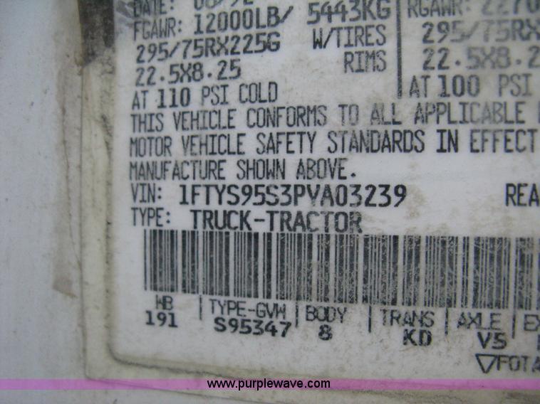 image for item D8360 1993 Ford L9000 AeroMax truck cab and chassis