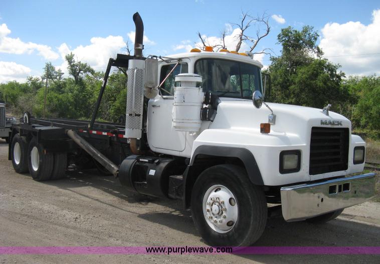 image for item D8363 2002 Mack RD688S roll-off truck