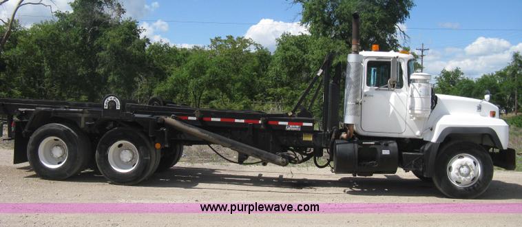 image for item D8363 2002 Mack RD688S roll-off truck