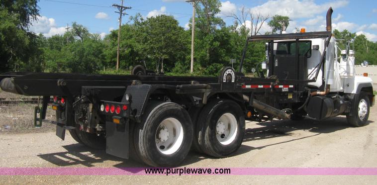 image for item D8363 2002 Mack RD688S roll-off truck