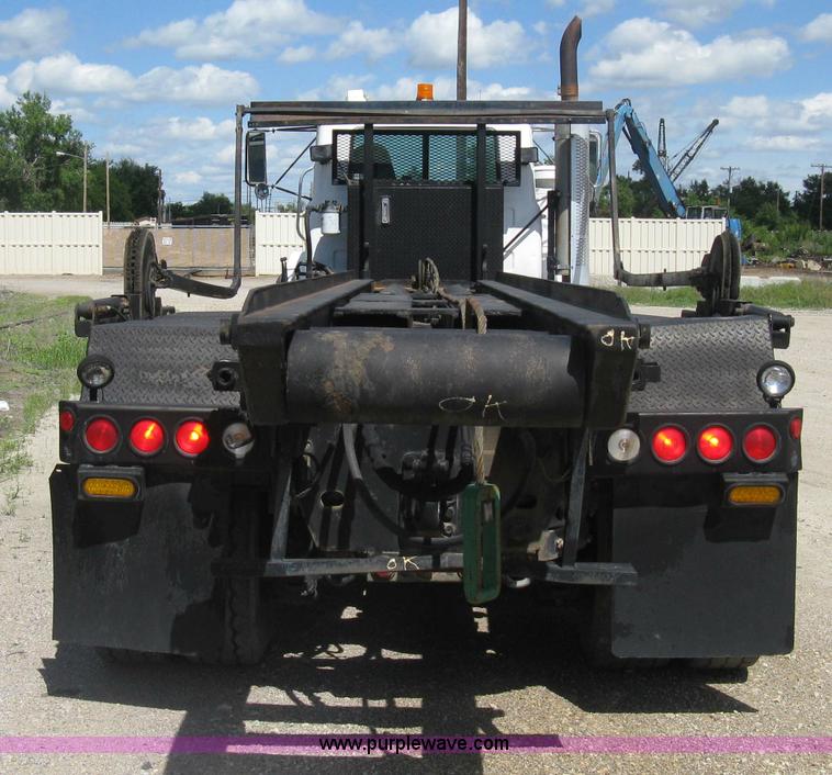 image for item D8363 2002 Mack RD688S roll-off truck