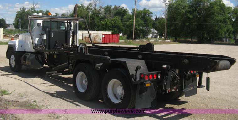 image for item D8363 2002 Mack RD688S roll-off truck