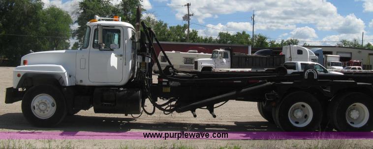 image for item D8363 2002 Mack RD688S roll-off truck