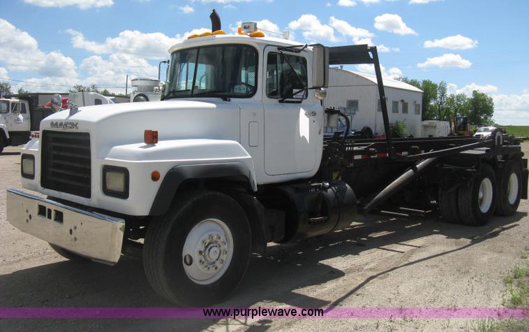 image for item D8363 2002 Mack RD688S roll-off truck