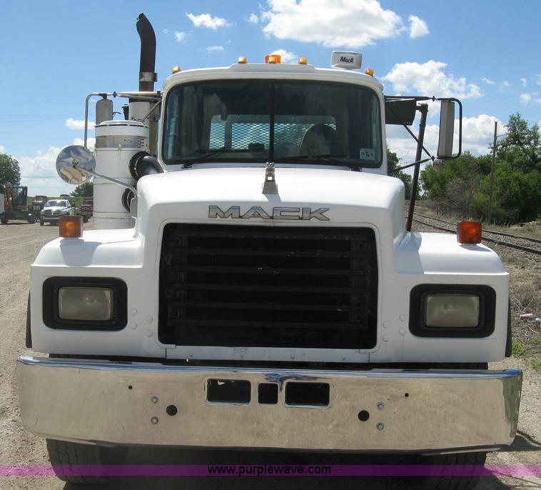 image for item D8363 2002 Mack RD688S roll-off truck