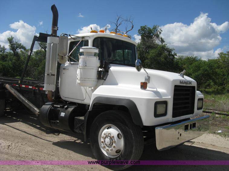 image for item D8363 2002 Mack RD688S roll-off truck