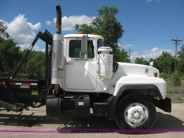 image for item D8363 2002 Mack RD688S roll-off truck