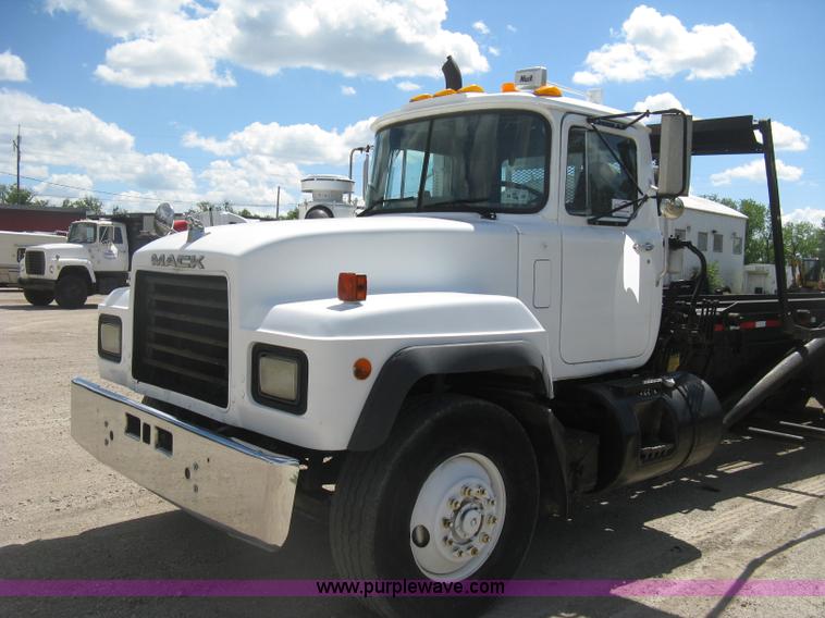 image for item D8363 2002 Mack RD688S roll-off truck