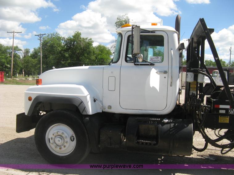 image for item D8363 2002 Mack RD688S roll-off truck
