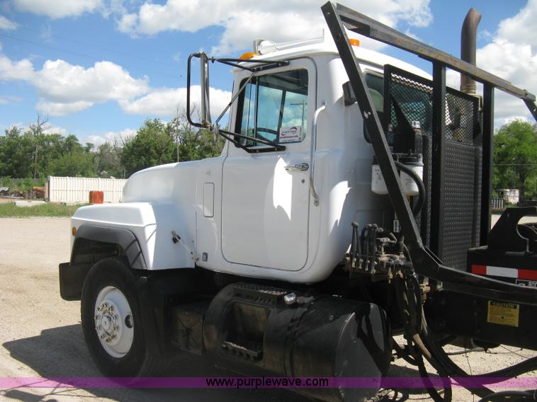 image for item D8363 2002 Mack RD688S roll-off truck