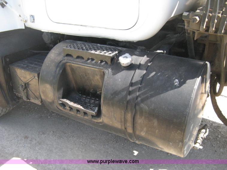 image for item D8363 2002 Mack RD688S roll-off truck