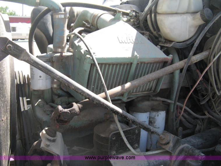 image for item D8363 2002 Mack RD688S roll-off truck