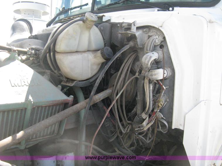 image for item D8363 2002 Mack RD688S roll-off truck