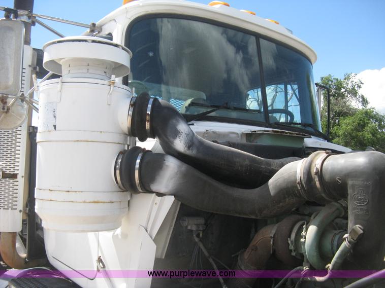 image for item D8363 2002 Mack RD688S roll-off truck