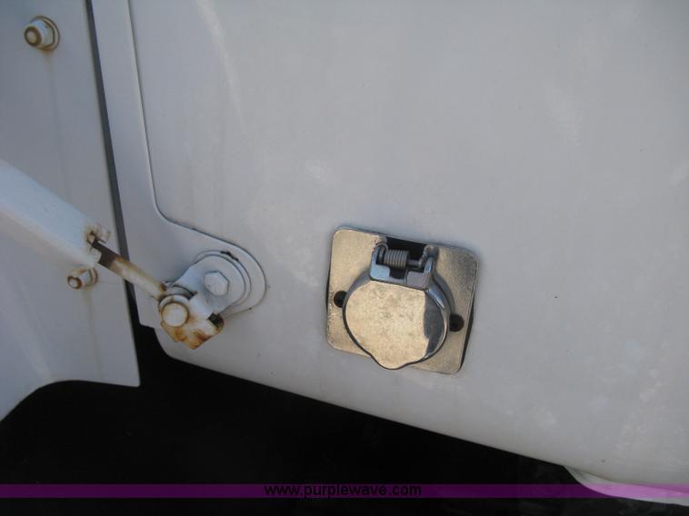 image for item D8363 2002 Mack RD688S roll-off truck